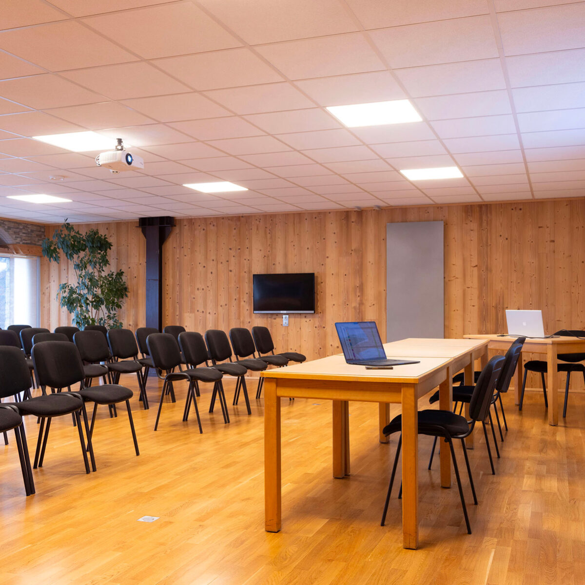 hotel-grande-salle-seminaire-lumineuse-alpe-huez-1800 hotel-grande-salle-seminaire-lumineuse-alpe-huez-1800