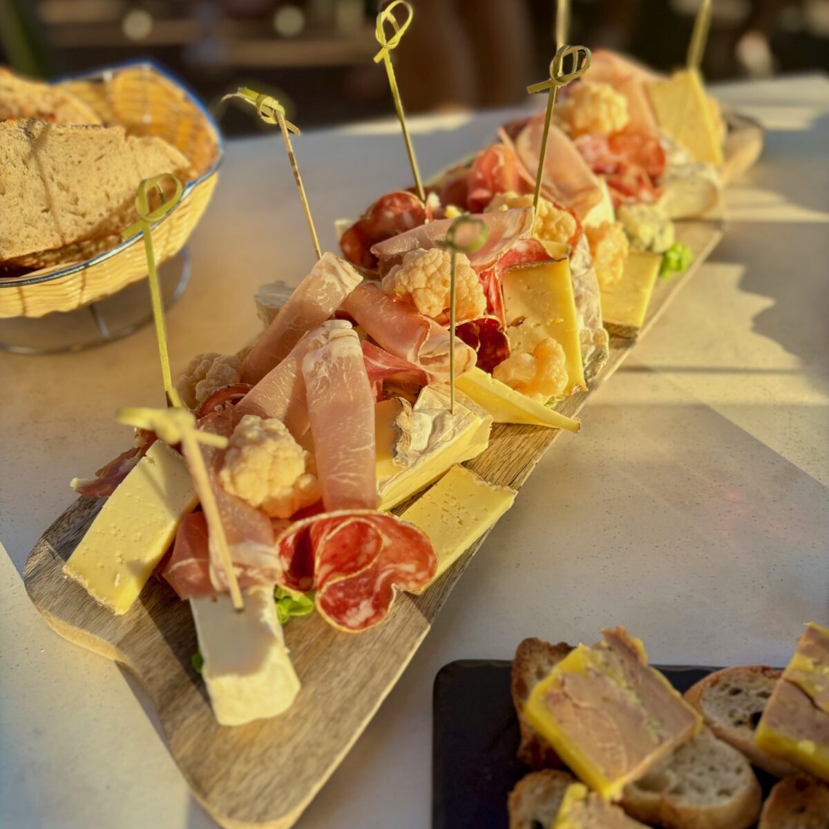 alpe-huez-montagne-aperitif-planche-charcuterie-bar