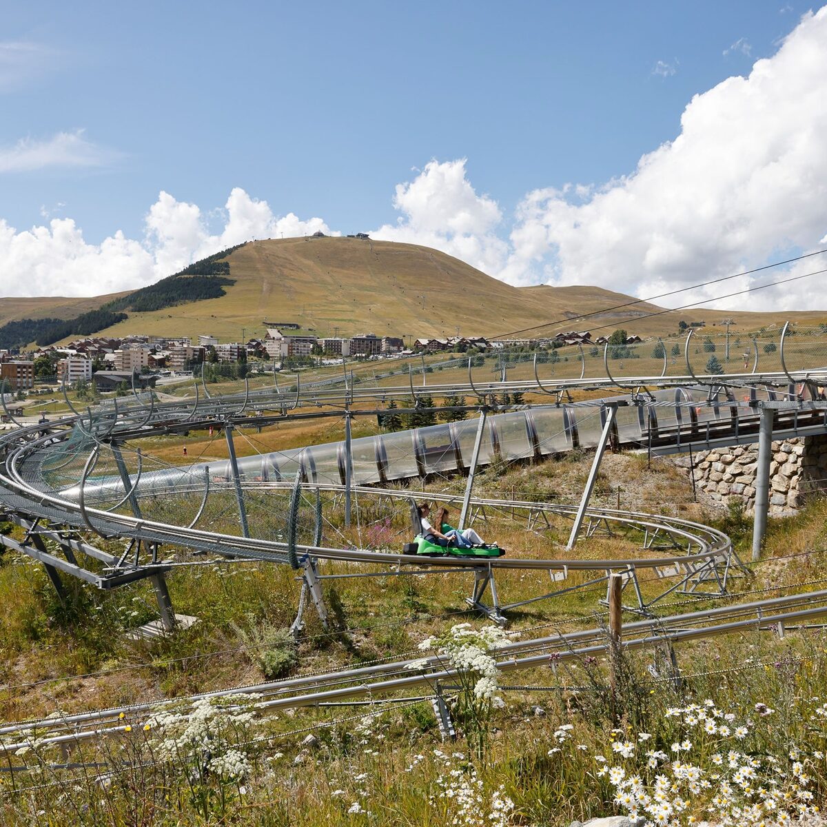 hotel-activites-enfants-alpe-huez-luge-famille