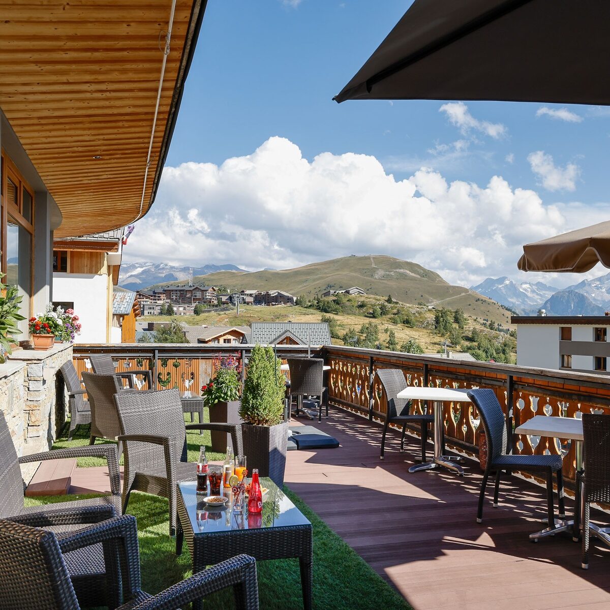 hotel-bar-cocktail-after-hike-velo-alpe-huez